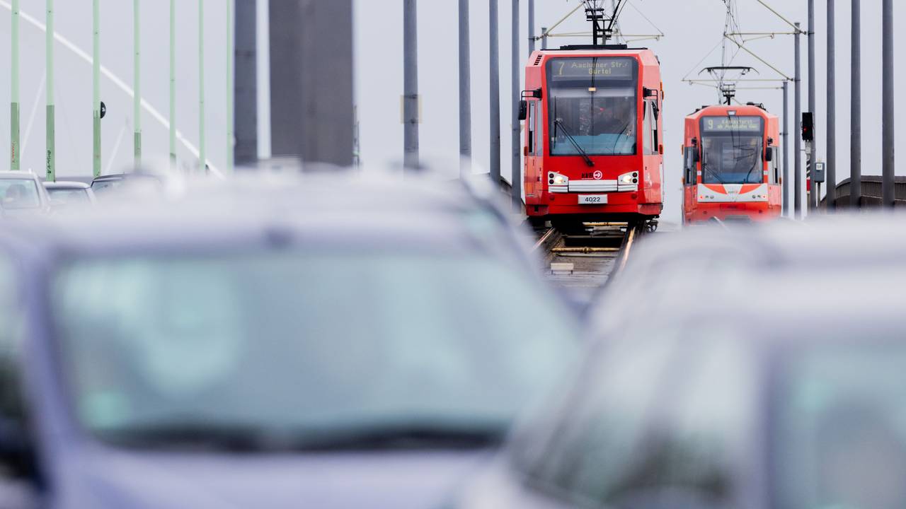 Bahnen der Linien 7 und 9 fahren über die Deutzer Brücke.