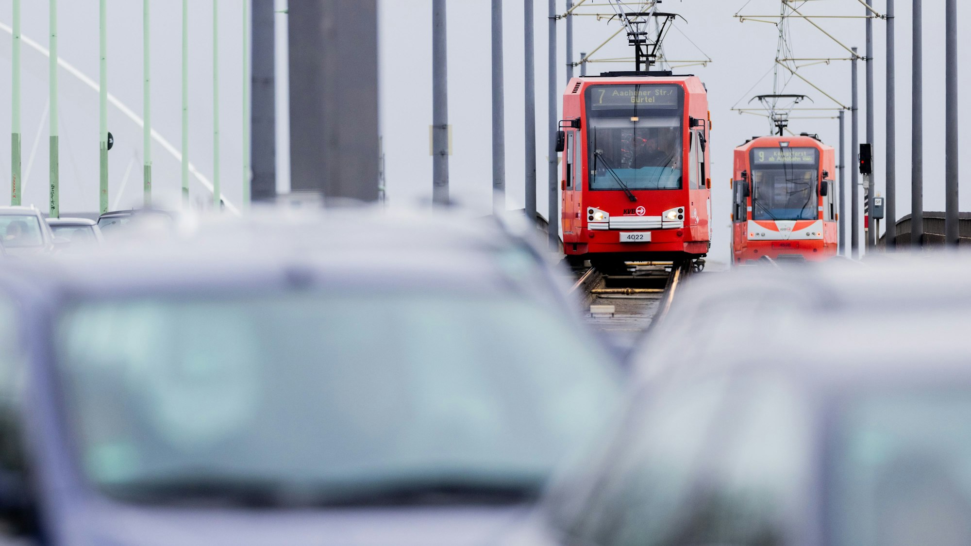 Bahnen der Linien 7 und 9 fahren über die Deutzer Brücke.