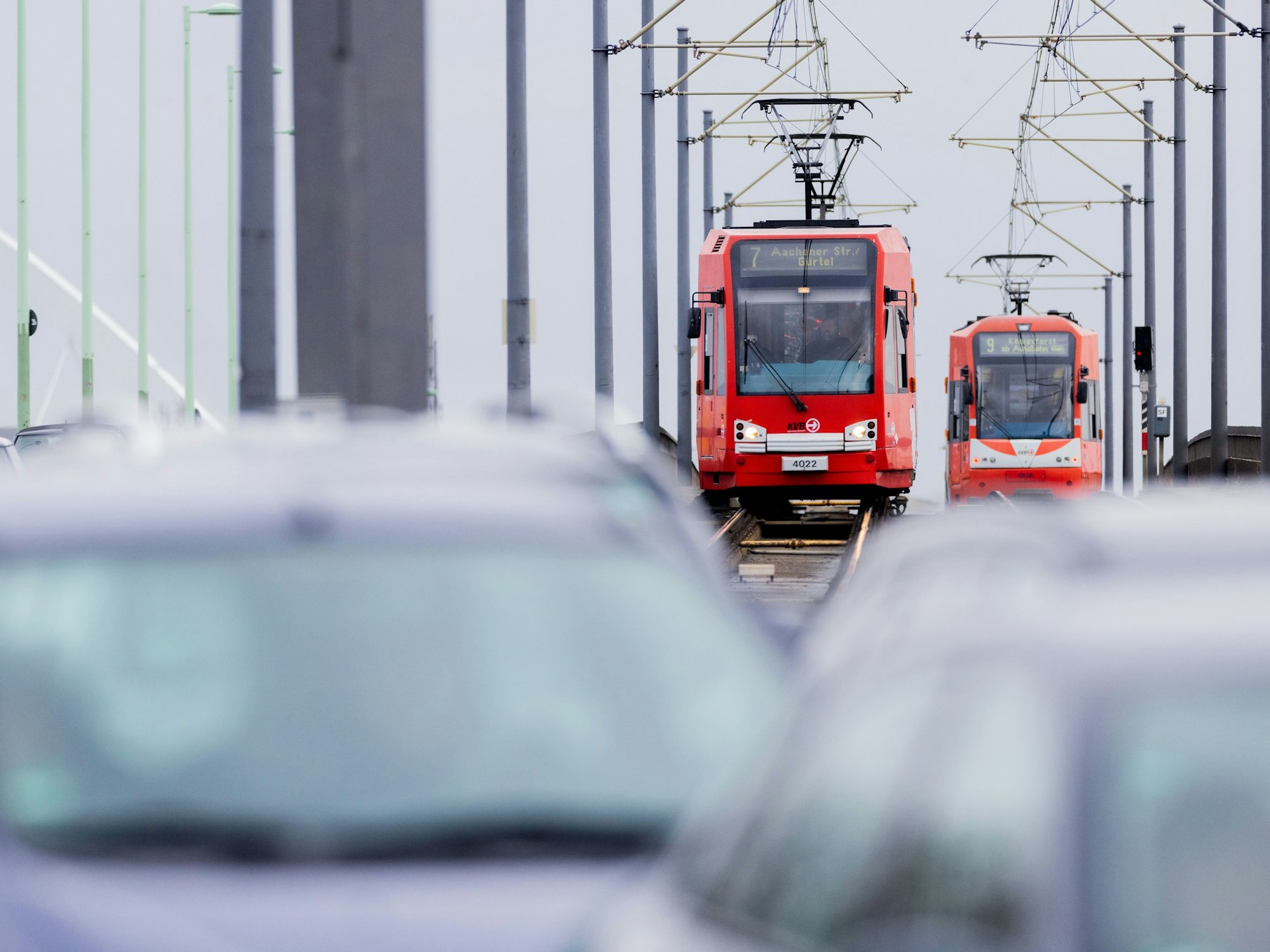 Das Foto aus dem Jahr 2022 zeigt zwei Straßenbahnen der KVB auf der Deutzer Brücke in Köln.