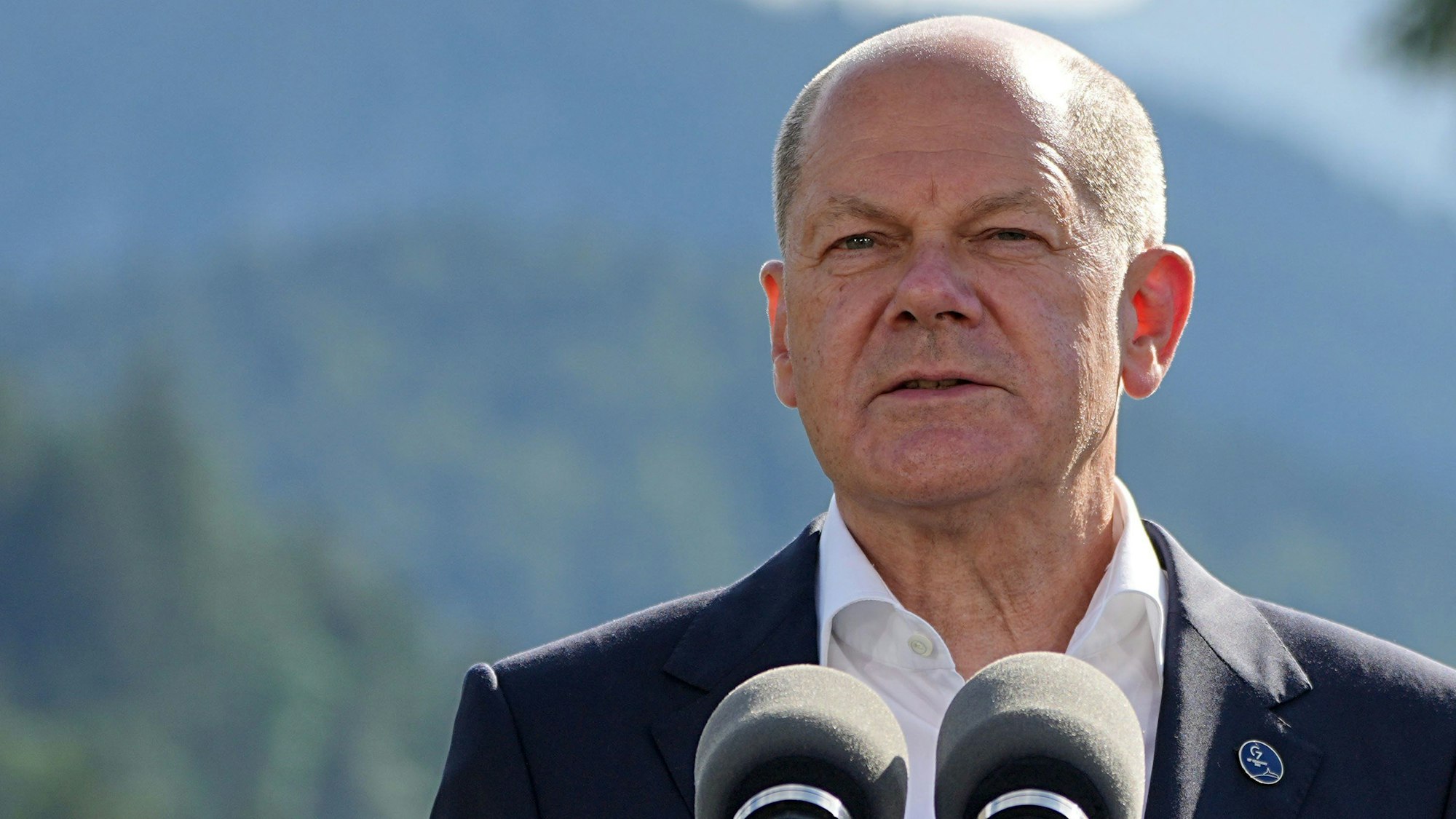 Kanzler Olaf Scholz (SPD, hier am 26. Juni beim G7-Gipfel auf Schloss Elmau) will sich im Kampf gegen die Folgen der hohen Inflation für eine steuerfreie Einmalzahlung der Unternehmen an ihre Beschäftigten stark machen. Für seinen Plan gab es viel Kritik.