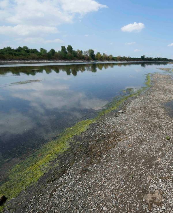 Das Foto aus dem Jahr 2022 zeigt den italienischen Fluss Po. Der Wasserpegel ist wegen der anhaltenden Dürre extrem niedrig.