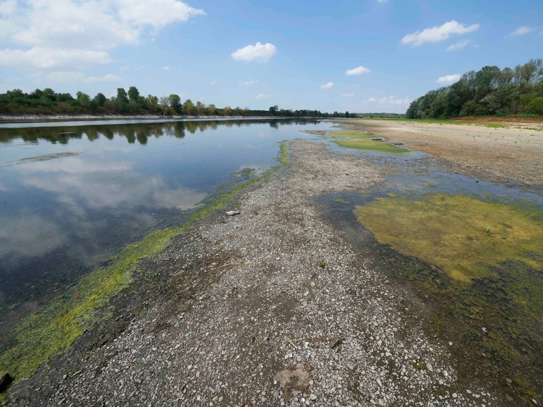 Ein Blick auf das Flussbett des Po in Italien. Das Austrocknen des Flusses gefährdet die Trinkwasserversorgung.