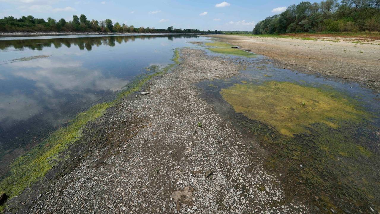 Das Foto aus dem Jahr 2022 zeigt den italienischen Fluss Po. Der Wasserpegel ist wegen der anhaltenden Dürre extrem niedrig.