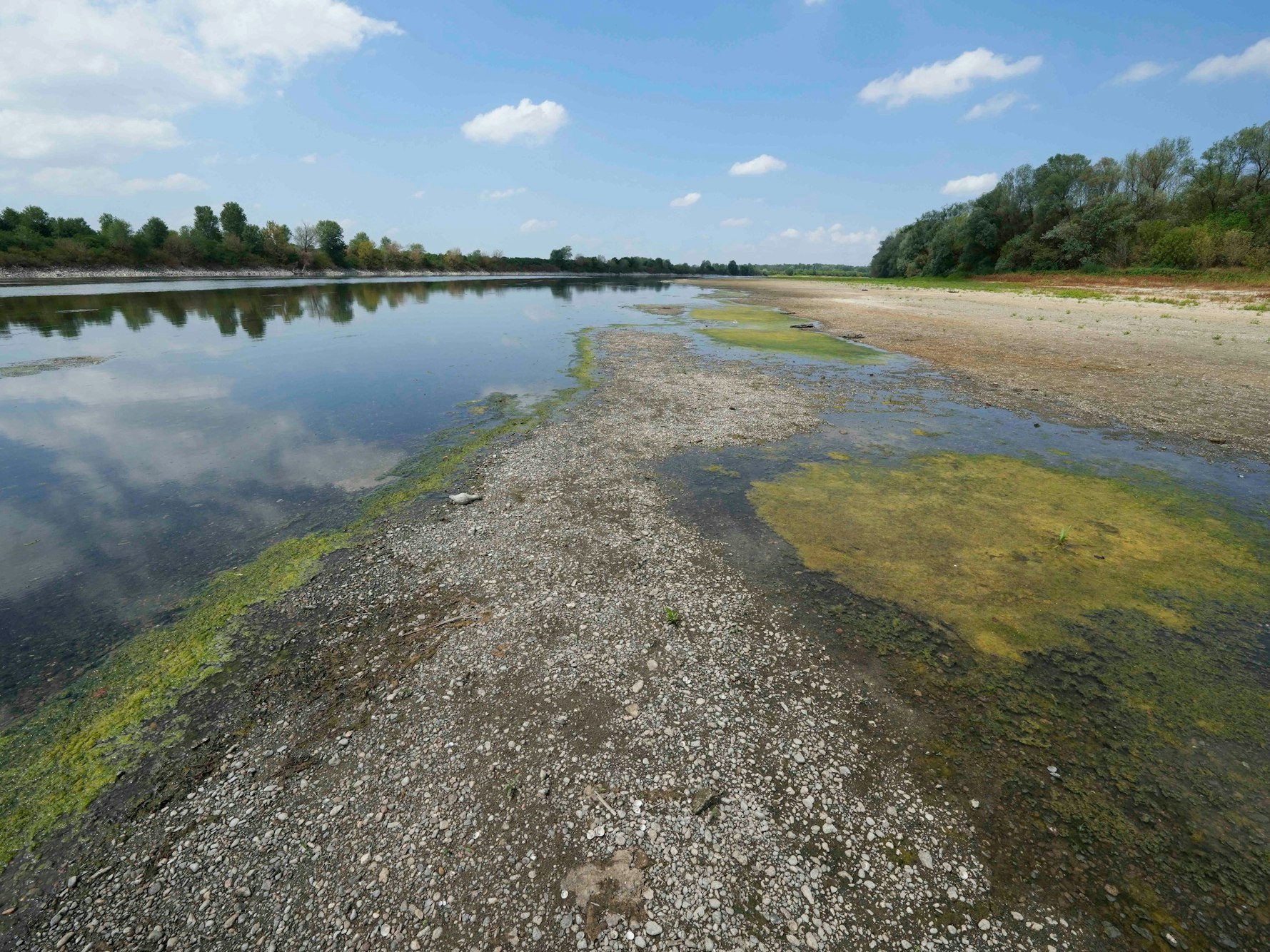 Das Foto aus dem Jahr 2022 zeigt den italienischen Fluss Po. Der Wasserpegel ist wegen der anhaltenden Dürre extrem niedrig.