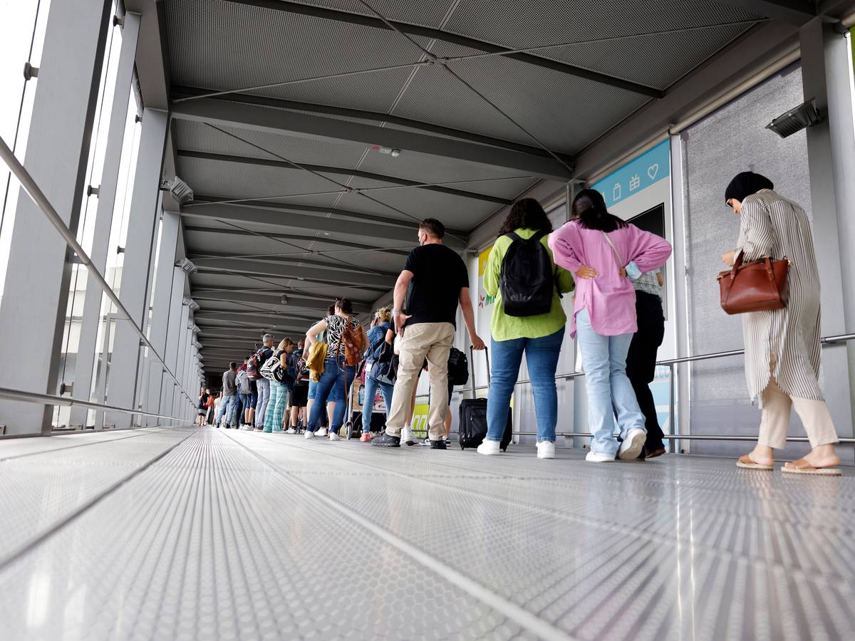 Passagierinnen und Passagiere stehen am Samstag (27. Juni) in einer Schlange von mehreren hundert Metern für die Sicherheitskontrolle am Flughafen Köln Bonn an. Ein Twitter-Video zeigt das Ausmaß der Schlange.