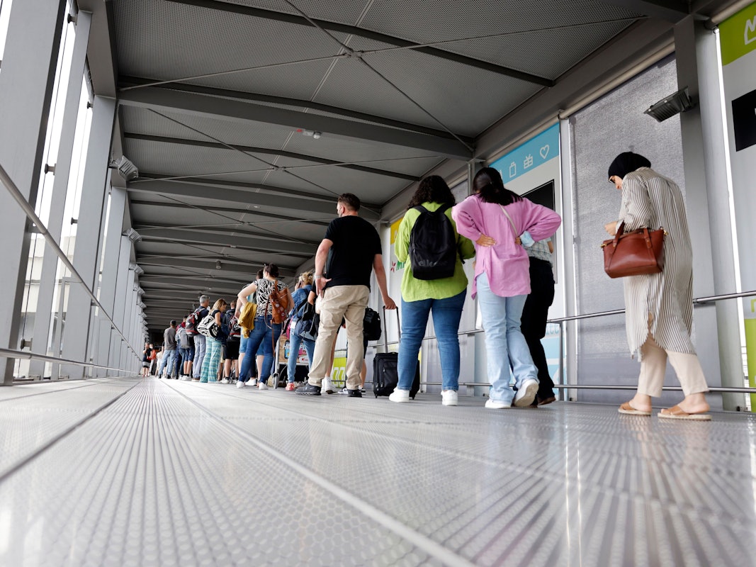 Passagierinnen und Passagiere stehen am Samstag (27. Juni) in einer Schlange von mehreren hundert Metern für die Sicherheitskontrolle am Flughafen Köln Bonn an. Ein Twitter-Video zeigt das Ausmaß der Schlange.