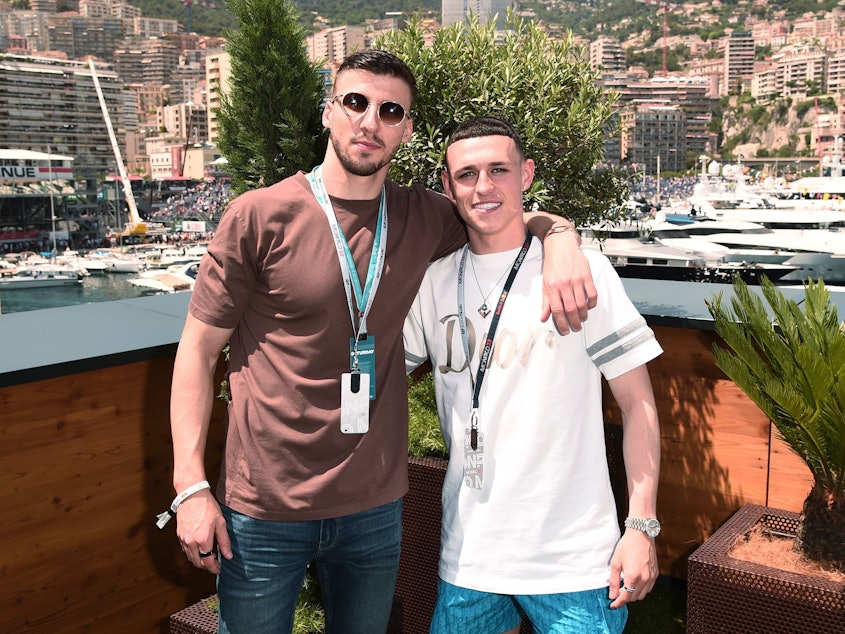 Phil Foden (r.) vor dem Rennen der Formel 1 in Monaco mit Manchester-Kollege Rúben Dias