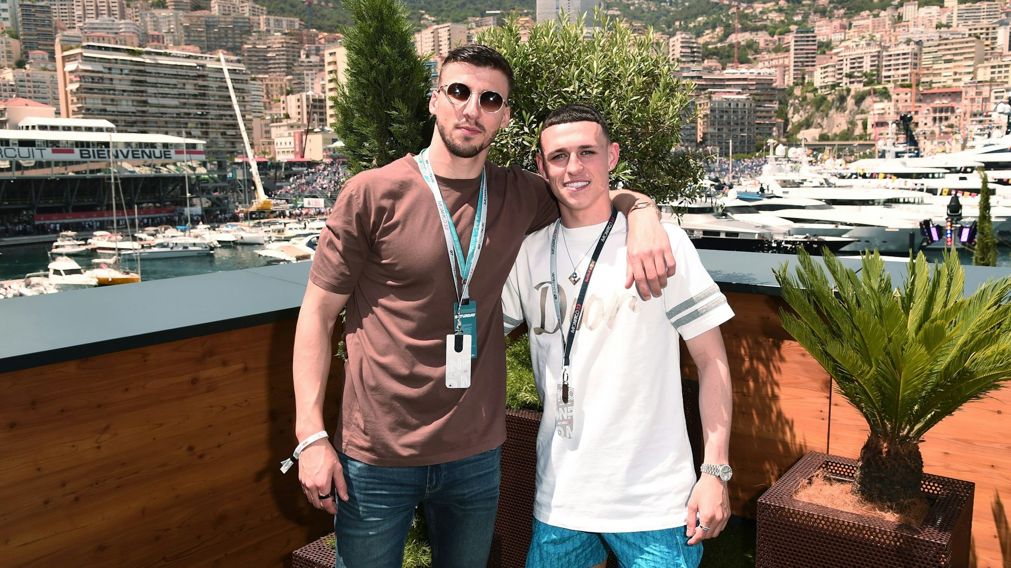 Phil Foden (r.) vor dem Rennen der Formel 1 in Monaco mit Manchester-Kollege Rúben Dias