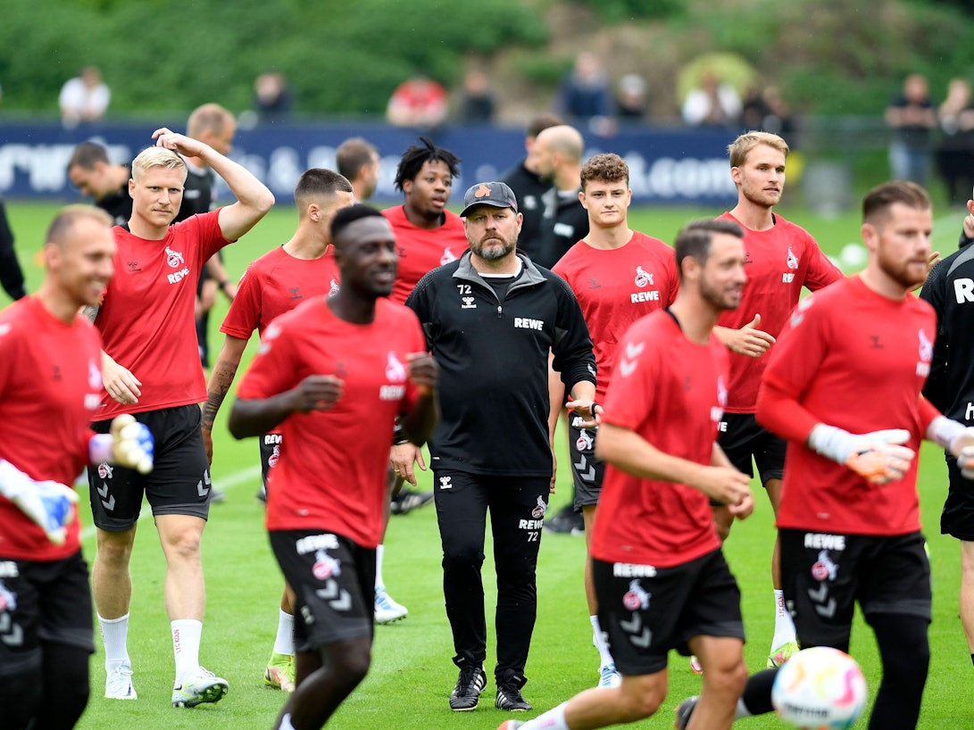 Steffen Baumgart und sein 1. FC Köln sind zurück auf dem Rasen. Am Montag (27. Juni 2022) stand das erste Mannschaftstraining der neuen Saison an.