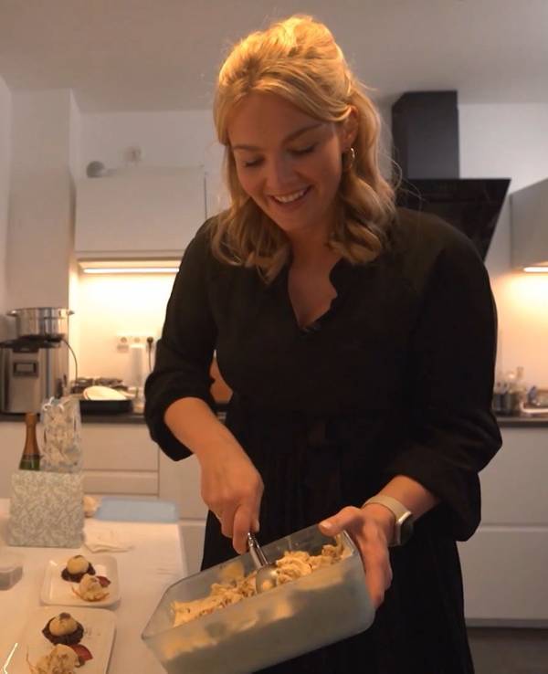 Gastgeberin Natalie steht am ersten Tag von Das perfekte Dinner in Düsseldorf (TV-Ausstrahlung: 27. Juni 2022) in ihrer Küche und bereitet Essen zu.