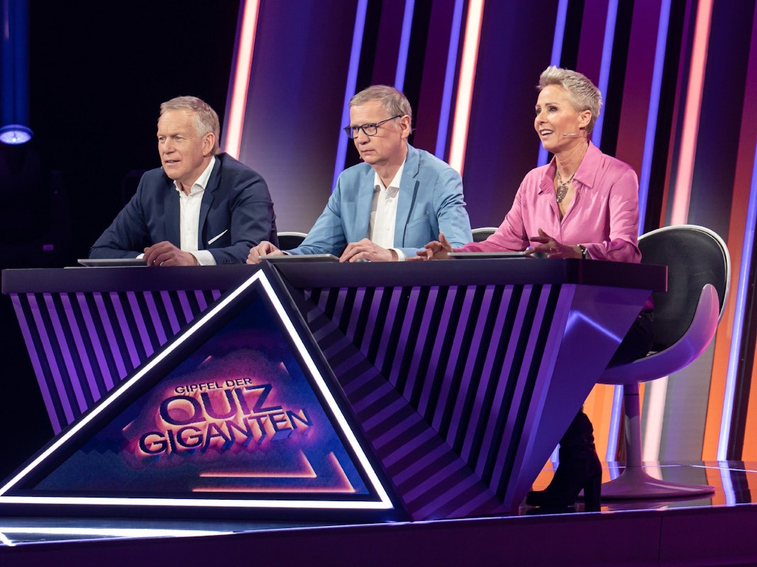 Die Quiz-Master Johannes B. Kerner (l.), Günther Jauch und Sonja Zietlow.
Die Verwendung des sendungsbezogenen Materials ist nur mit dem Hinweis und Verlinkung auf RTL+ gestattet.