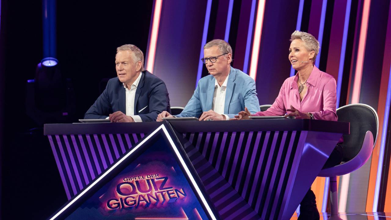 Die Quiz-Master Johannes B. Kerner (l.), Günther Jauch und Sonja Zietlow.
Die Verwendung des sendungsbezogenen Materials ist nur mit dem Hinweis und Verlinkung auf RTL+ gestattet.