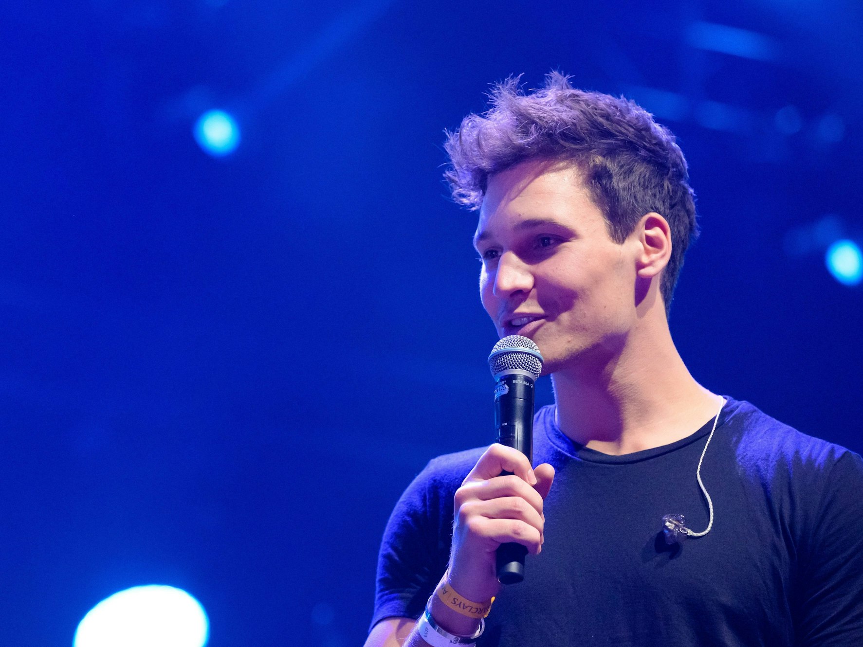 Wincent Weiss moderiert bei einem Konzert-Marathon auf der Bühne.