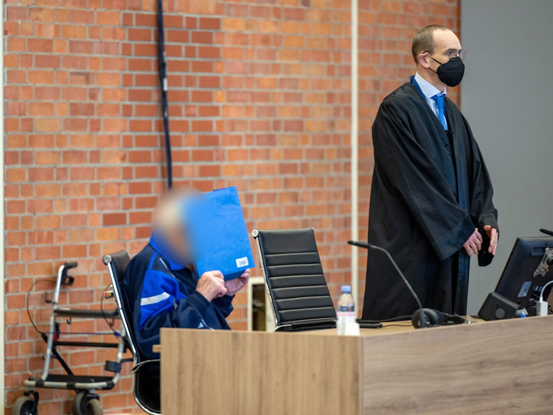 Der Angeklagte, ein mutmaßlicher früherer KZ-Wachmann (l), und sein Anwalt Stefan Waterkamp warten im Gerichtssaal im Januar auf den Beginn der Verhandlung. Der 101-Jährige ist am 28. Juni 2022 vor dem Landgericht Neuruppin wegen Beihilfe zum Mord an mindestens 3522 Lagerhäftlingen zu einer mehrjährigen Haftstrafe verurteilt worden.