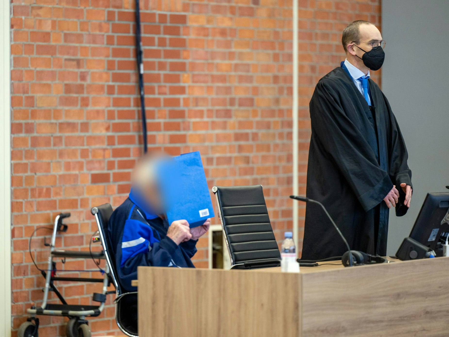 Der Angeklagte, ein mutmaßlicher früherer KZ-Wachmann (l), und sein Anwalt Stefan Waterkamp warten im Gerichtssaal im Januar auf den Beginn der Verhandlung. Der 101-Jährige ist am 28. Juni 2022 vor dem Landgericht Neuruppin wegen Beihilfe zum Mord an mindestens 3522 Lagerhäftlingen zu einer mehrjährigen Haftstrafe verurteilt worden.