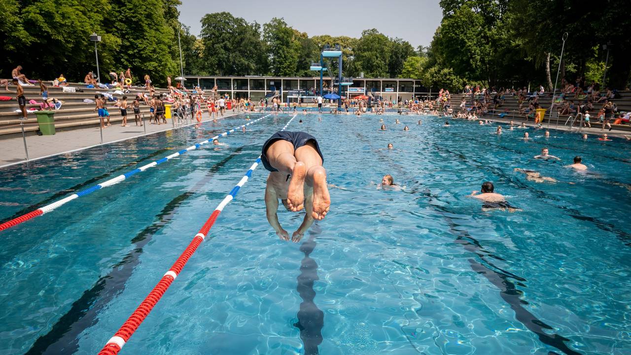 Ein junger Mann macht einen Kopfsprung ins Wasser.