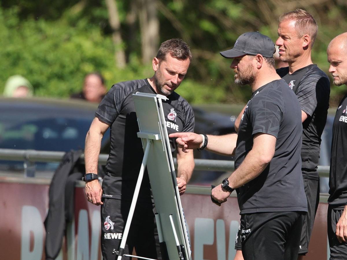 Steffen Baumgart steht mit seinen Assistenten André Pawlak, Kevin McKenna und René Wagner beim Training des 1. FC Köln vor einer Taktik-Tafel.