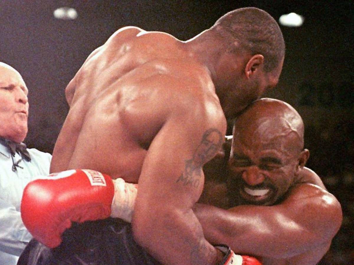 Dieses Foto ging um die Welt: Mike Tyson beißt Gegner Evander Holyfield beim Boxkampf in Las Vegas am 28. Juni 1997 ein Stück vom Ohr ab.