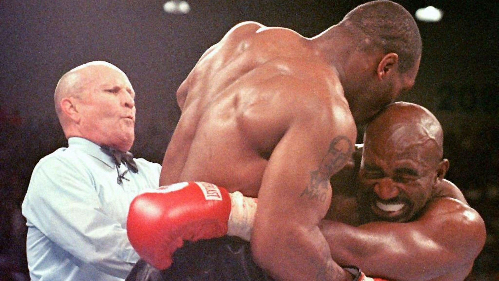 Dieses Foto ging um die Welt: Mike Tyson beißt Gegner Evander Holyfield beim Boxkampf in Las Vegas am 28. Juni 1997 ein Stück vom Ohr ab.