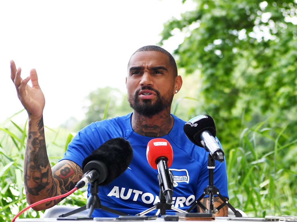 Kevin-Prince Boateng spricht in einer Medienrunde zu den Journalisten.