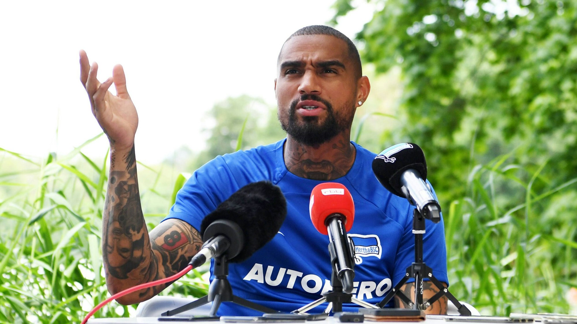 Kevin-Prince Boateng spricht in einer Medienrunde zu den Journalisten.