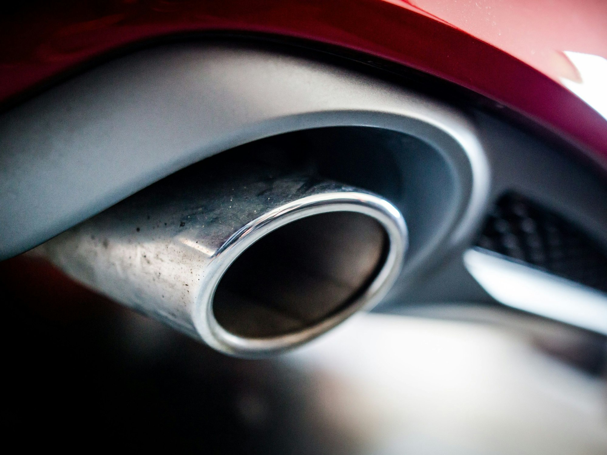 Der Auspuff eines Autos mit Dieselmotor.