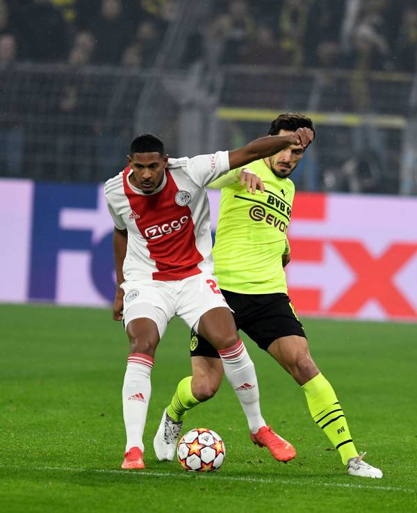 Amsterdams Amsterdams Sébastien Haller und Dortmunds Mats Hummels.