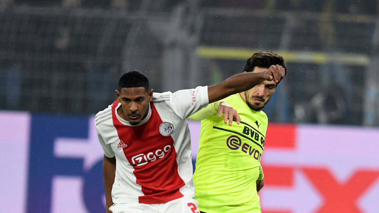 Amsterdams Amsterdams Sébastien Haller und Dortmunds Mats Hummels.