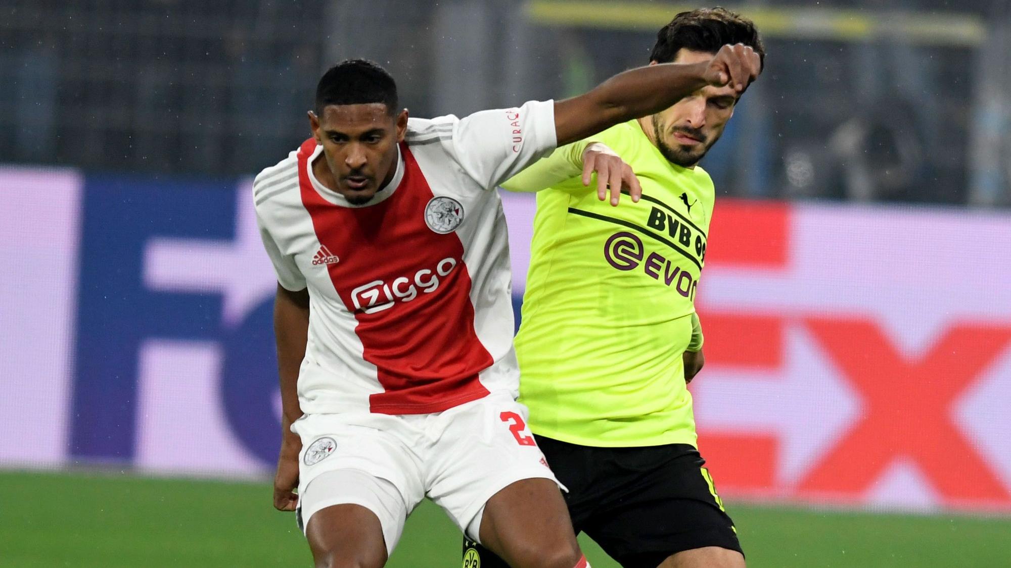 Amsterdams Amsterdams Sébastien Haller und Dortmunds Mats Hummels.