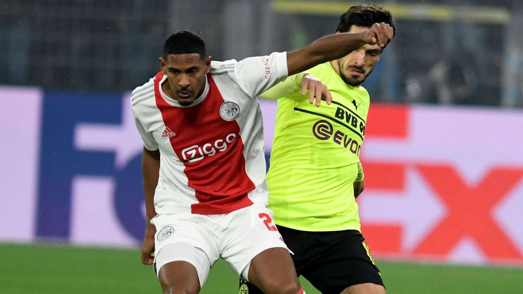 Amsterdams Amsterdams Sébastien Haller und Dortmunds Mats Hummels.