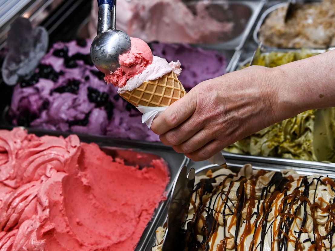 Schoko, Vanille und Erdbeer? Schnee von gestern! EXPRESS.de präsentiert elf Eisdielen in Köln und ihre außergewöhnlichen Eissorten. Hier ein Foto von 2022 aus einer Eisdiele.