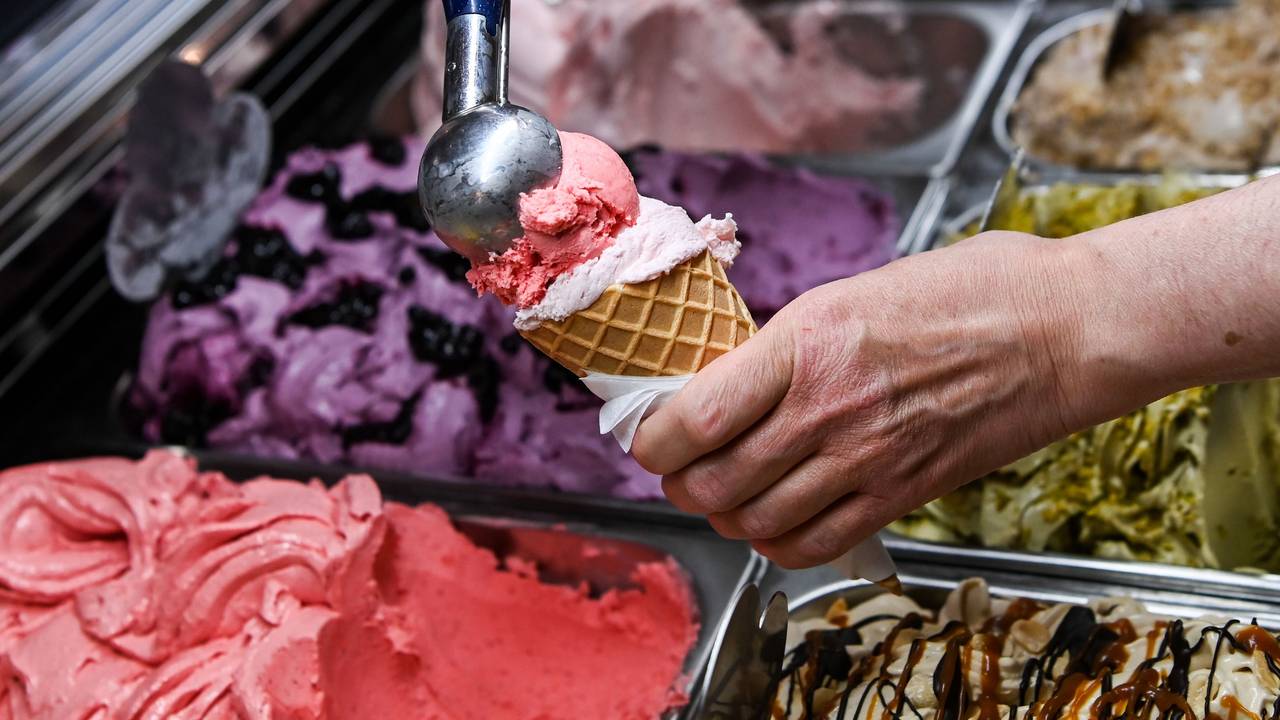 Eine Kugel Erdbeereis wird in der Eisdiele „Eiskultur“ in Schöneweide auf eine weitere Kugel in einem Waffelhörnchen gesetzt.
