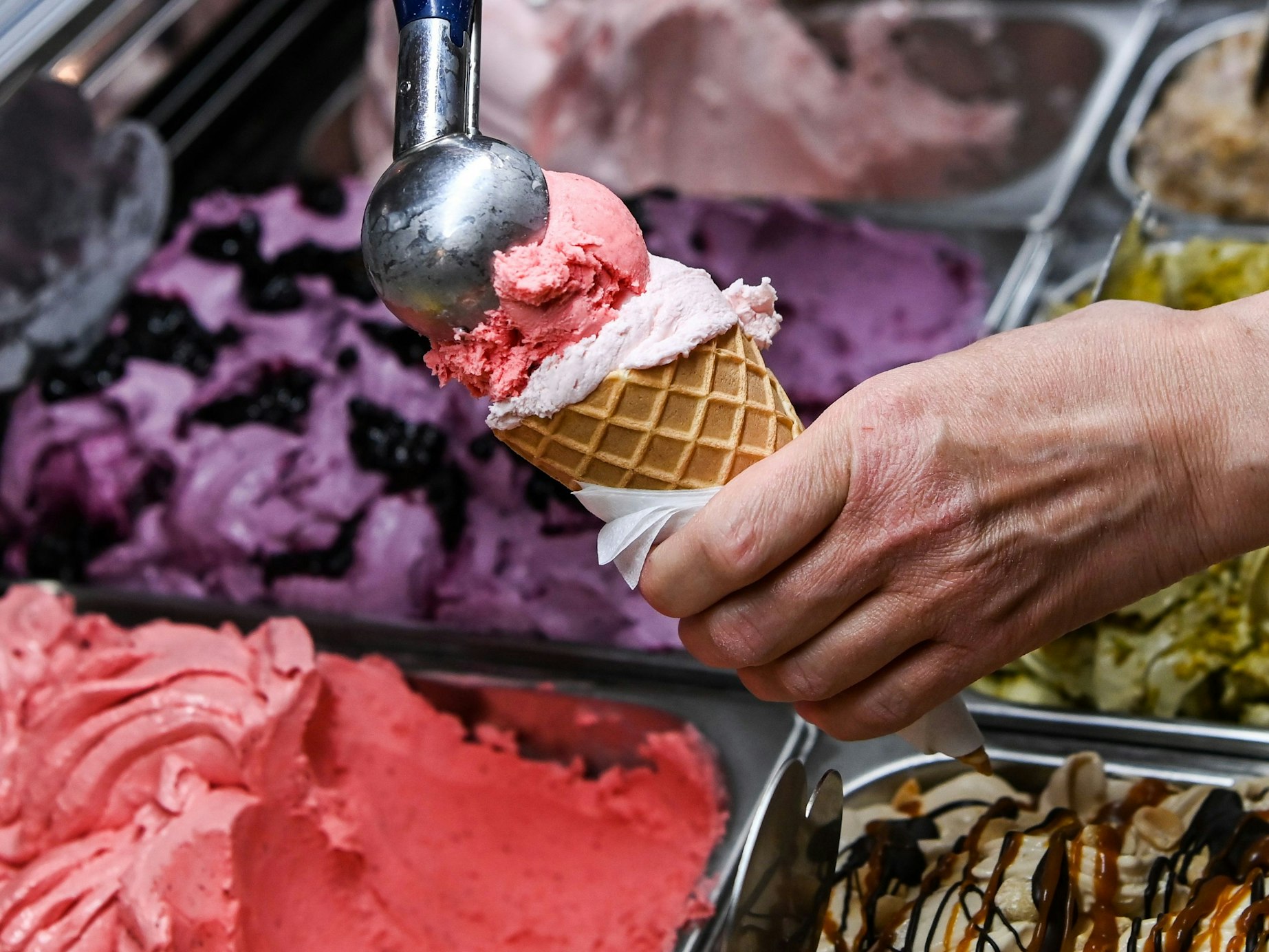 Schoko, Vanille und Erdbeer? Schnee von gestern! EXPRESS.de präsentiert elf Eisdielen in Köln und ihre außergewöhnlichen Eissorten. Hier ein Foto von 2022 aus einer Eisdiele.