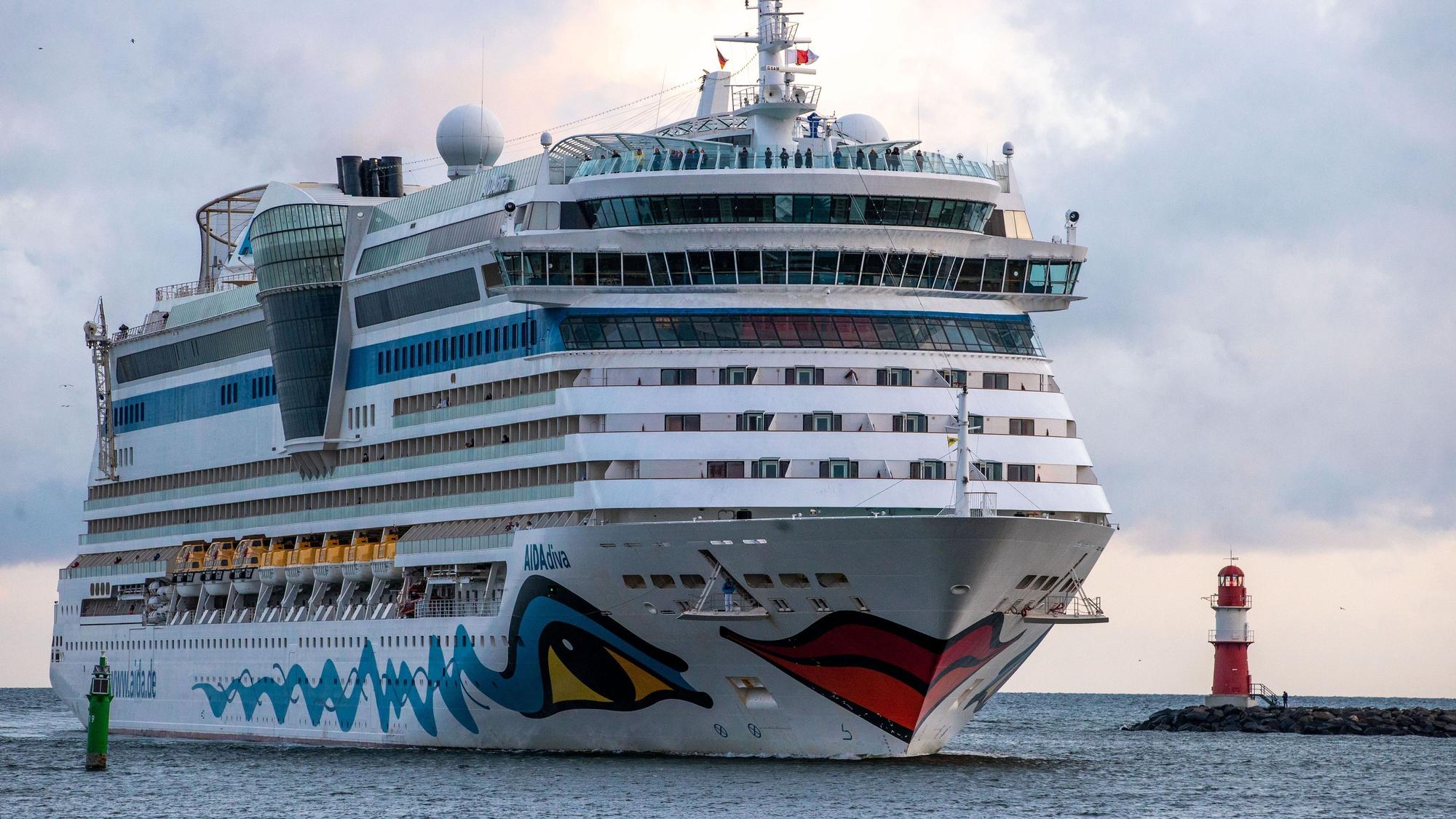 Das Kreuzfahrtschiff „Aidadiva“ läuft in den Hafen von Rostock.