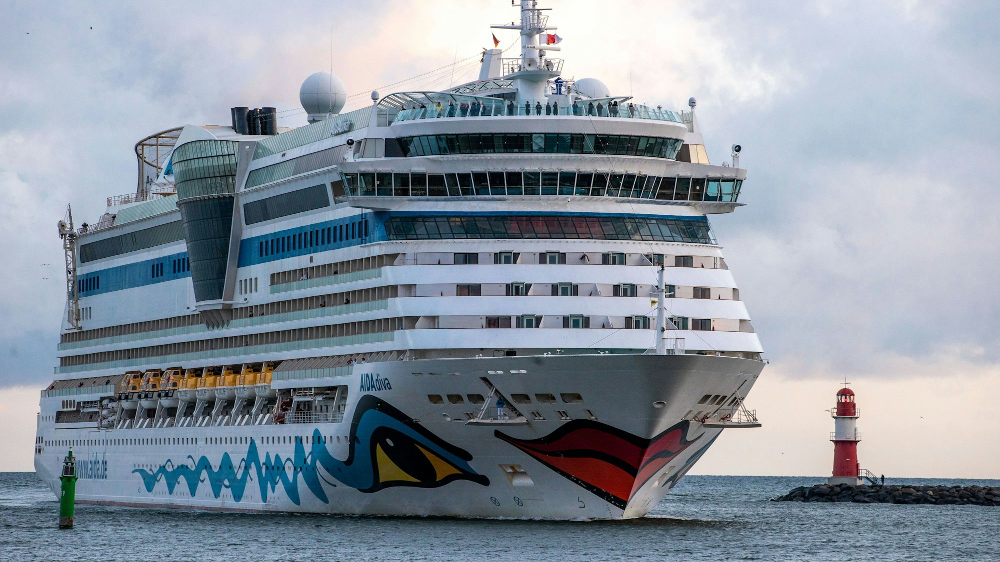 Das Kreuzfahrtschiff „Aidadiva“ läuft in den Hafen von Rostock.