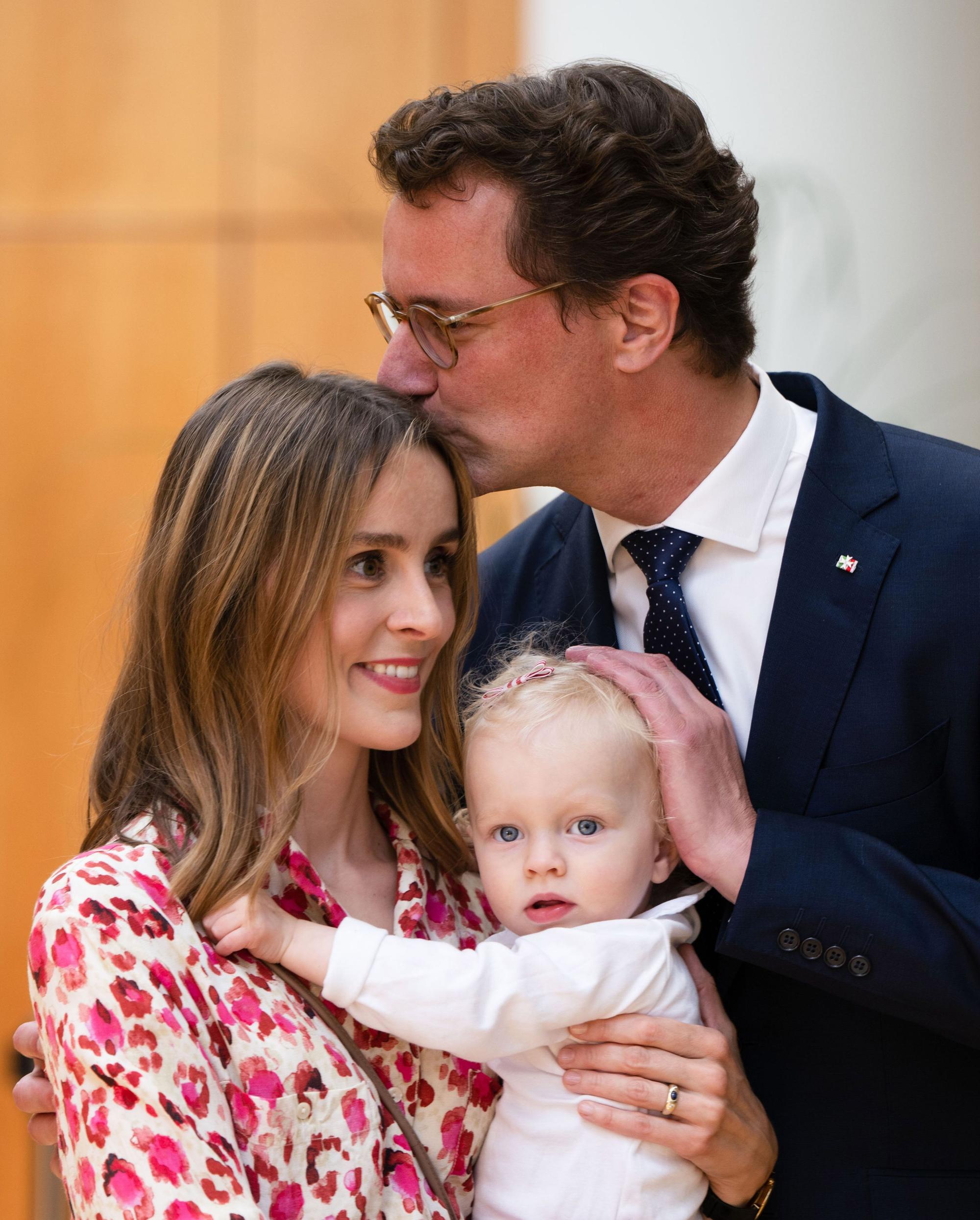 Familie Wüst zur Wiederwahl von Ministerpräsident Hendrik Wüst im Landtag Nordrhein-Westfalen.