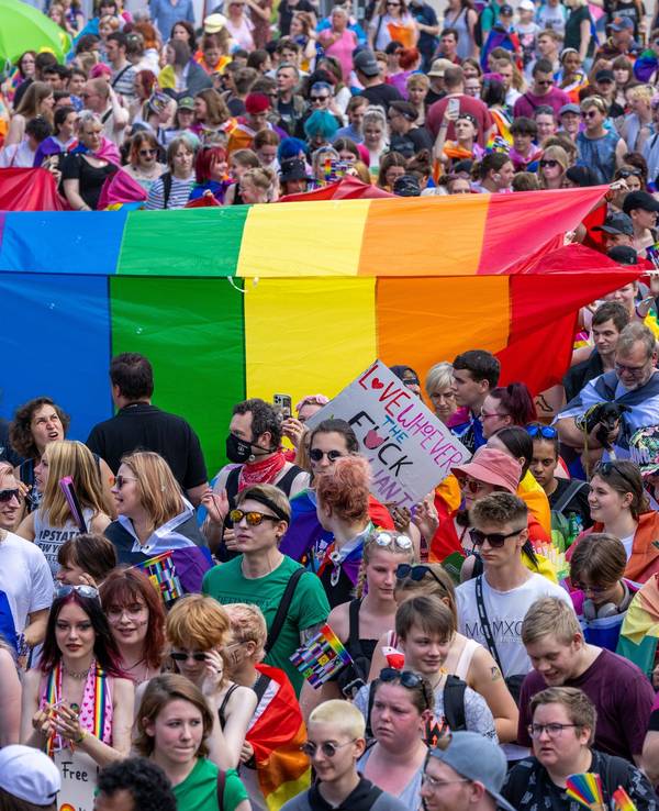 Teilnehmer des Christopher Street Day ziehen am 25. Juni 2022 in Berlin bunt kostümiert und mit Regenbogenfahnen durch die Innenstadt.