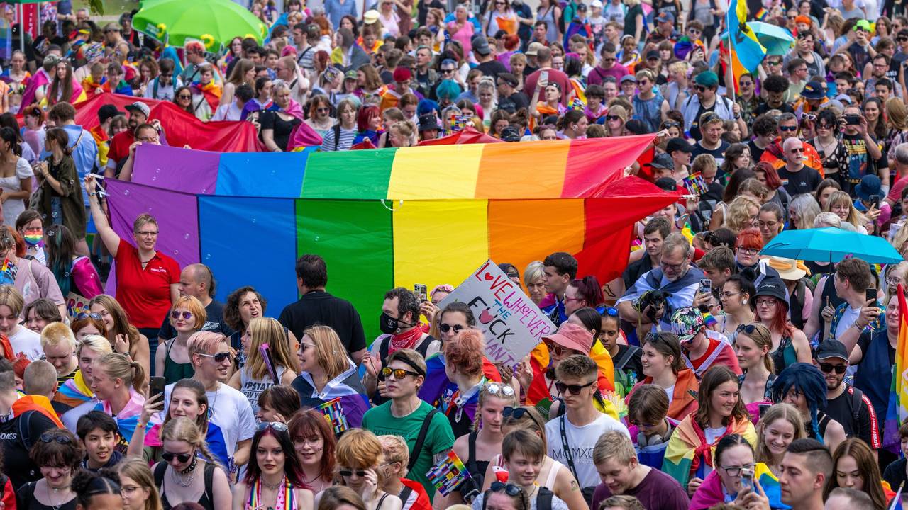 Teilnehmer des Christopher Street Day ziehen am 25. Juni 2022 in Berlin bunt kostümiert und mit Regenbogenfahnen durch die Innenstadt.