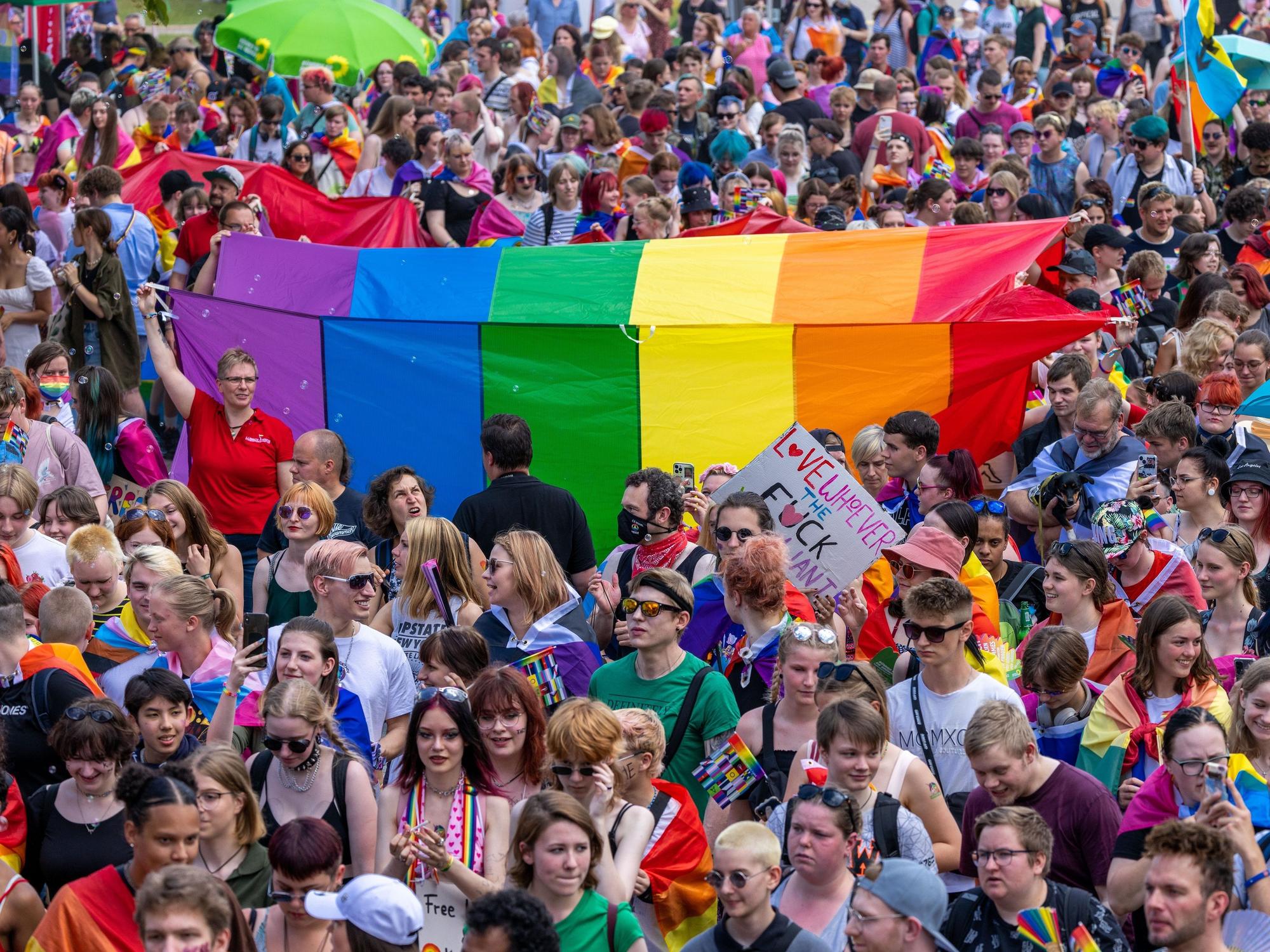 Teilnehmer des Christopher Street Day ziehen am 25. Juni 2022 in Berlin bunt kostümiert und mit Regenbogenfahnen durch die Innenstadt.