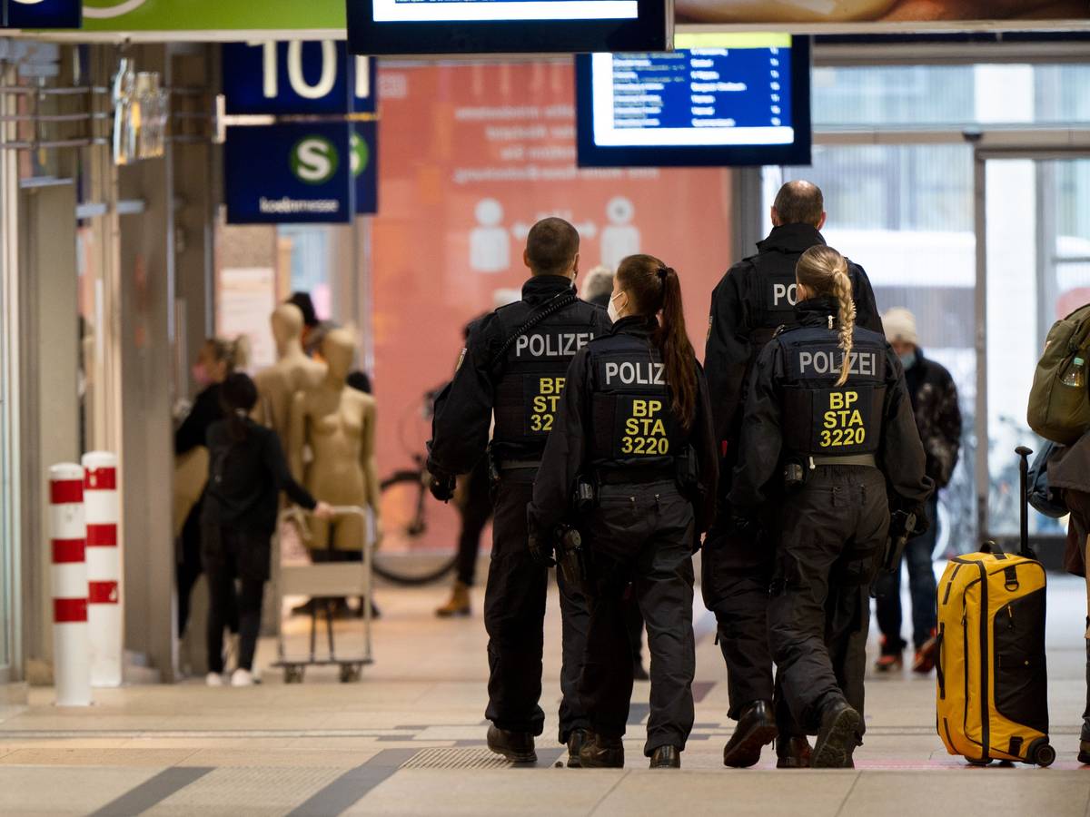 Polizisten gehen am 13. Dezember 2021 in einer Gruppe durch den Bahnhof in Köln.