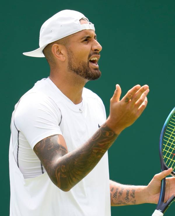 Nick Kyrgios reklamiert etwas.