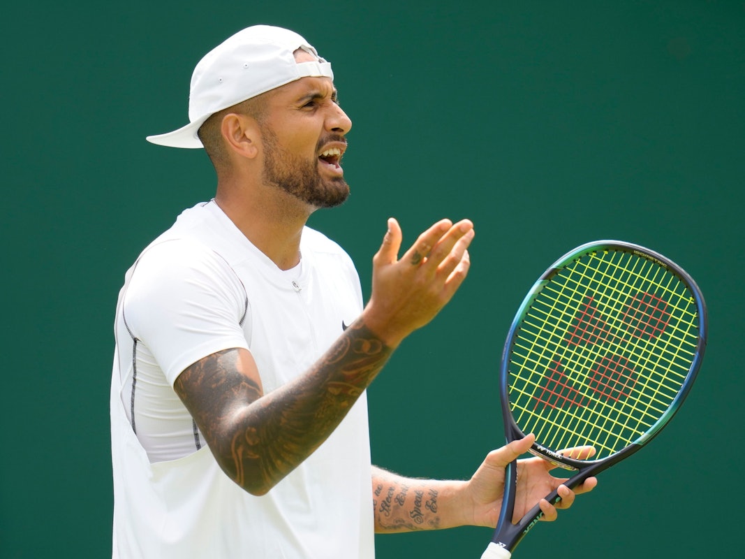 Nick Kyrgios reklamiert etwas.