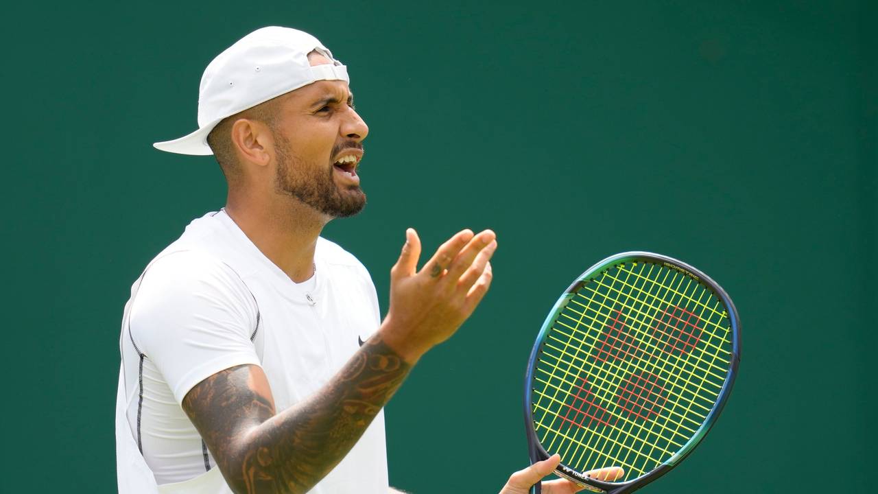 Nick Kyrgios reklamiert etwas.
