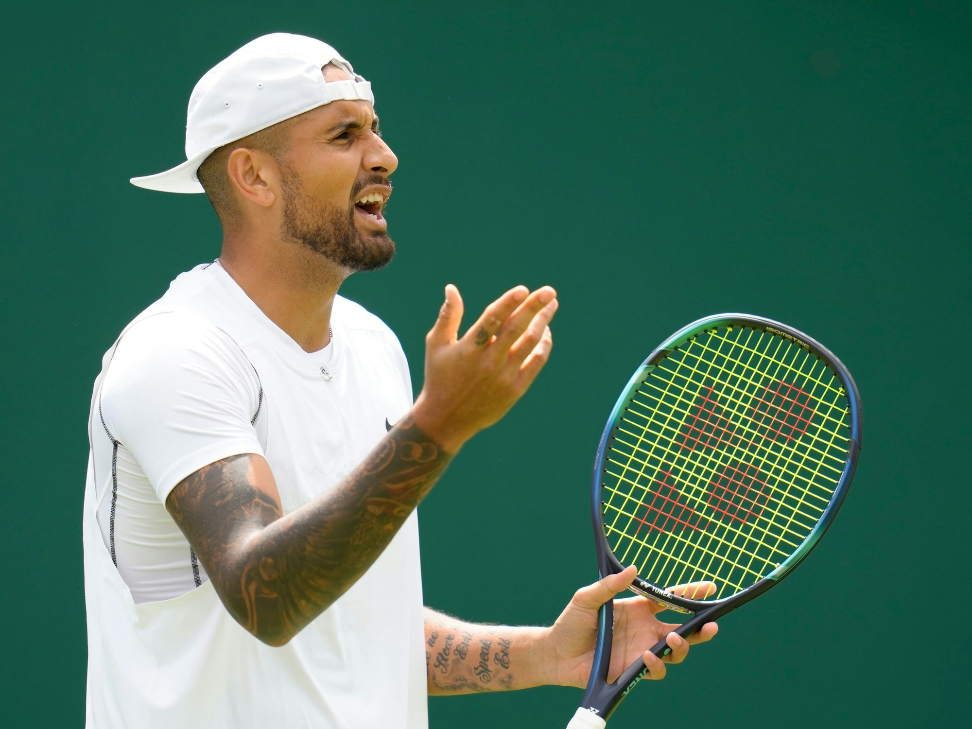 Nick Kyrgios reklamiert etwas.