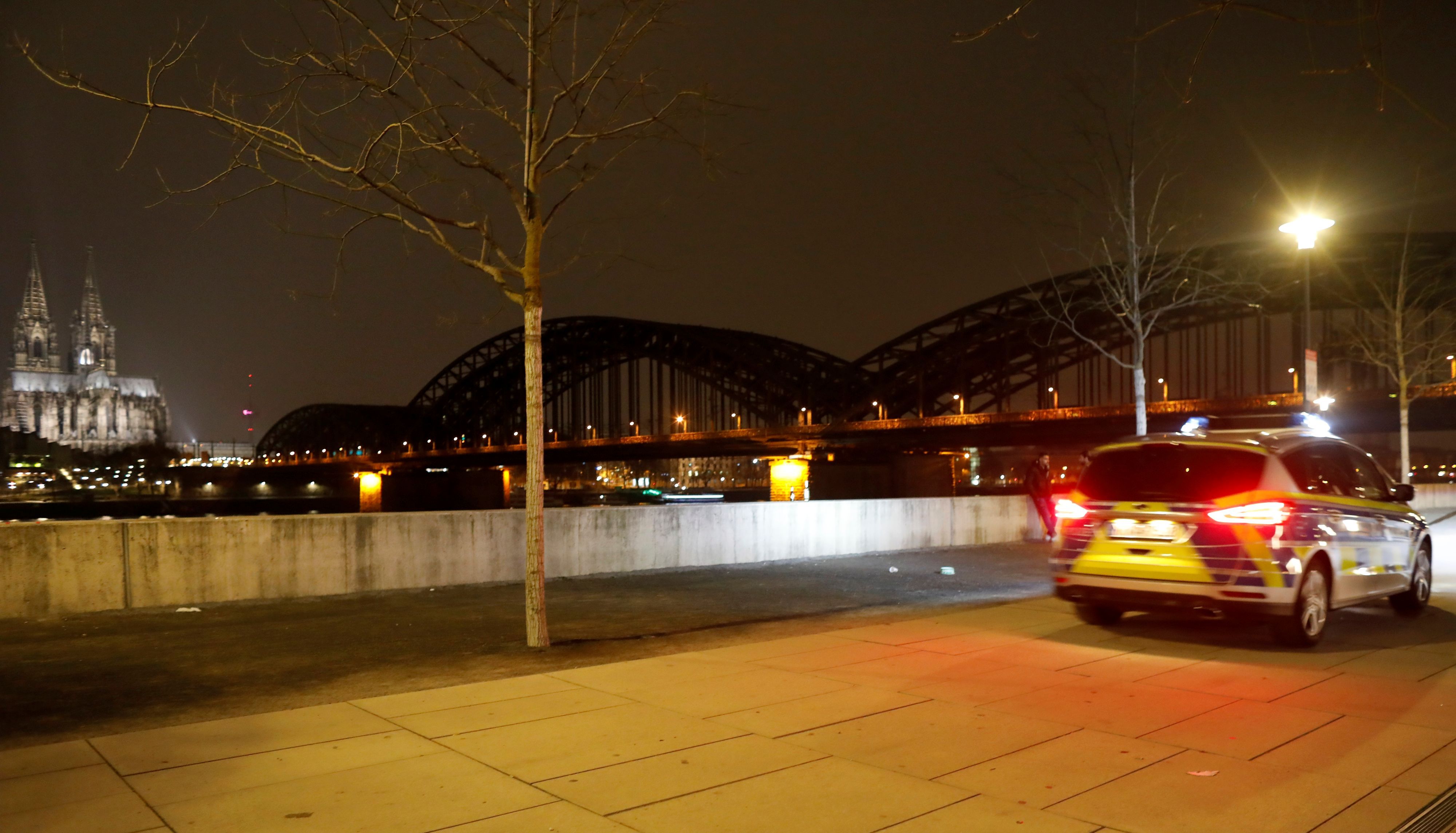 Eine Polizeistreife am Rheinboulevard in Köln-Deutz. Dort wurde in der Nacht auf Dienstag (28. Juni) ein 29-jähriger Mann verletzt. Unser Symbolfoto zeigt den Rheinboulevard am 26. Februar 2021.