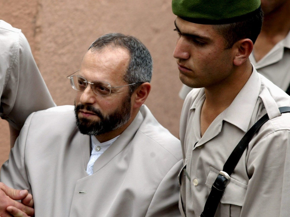 Metin Kaplan wird am 20. Juni 2005 vor ein Gericht in Istanbul gebracht. Jetzt wurde sein Sohn festgenommen.