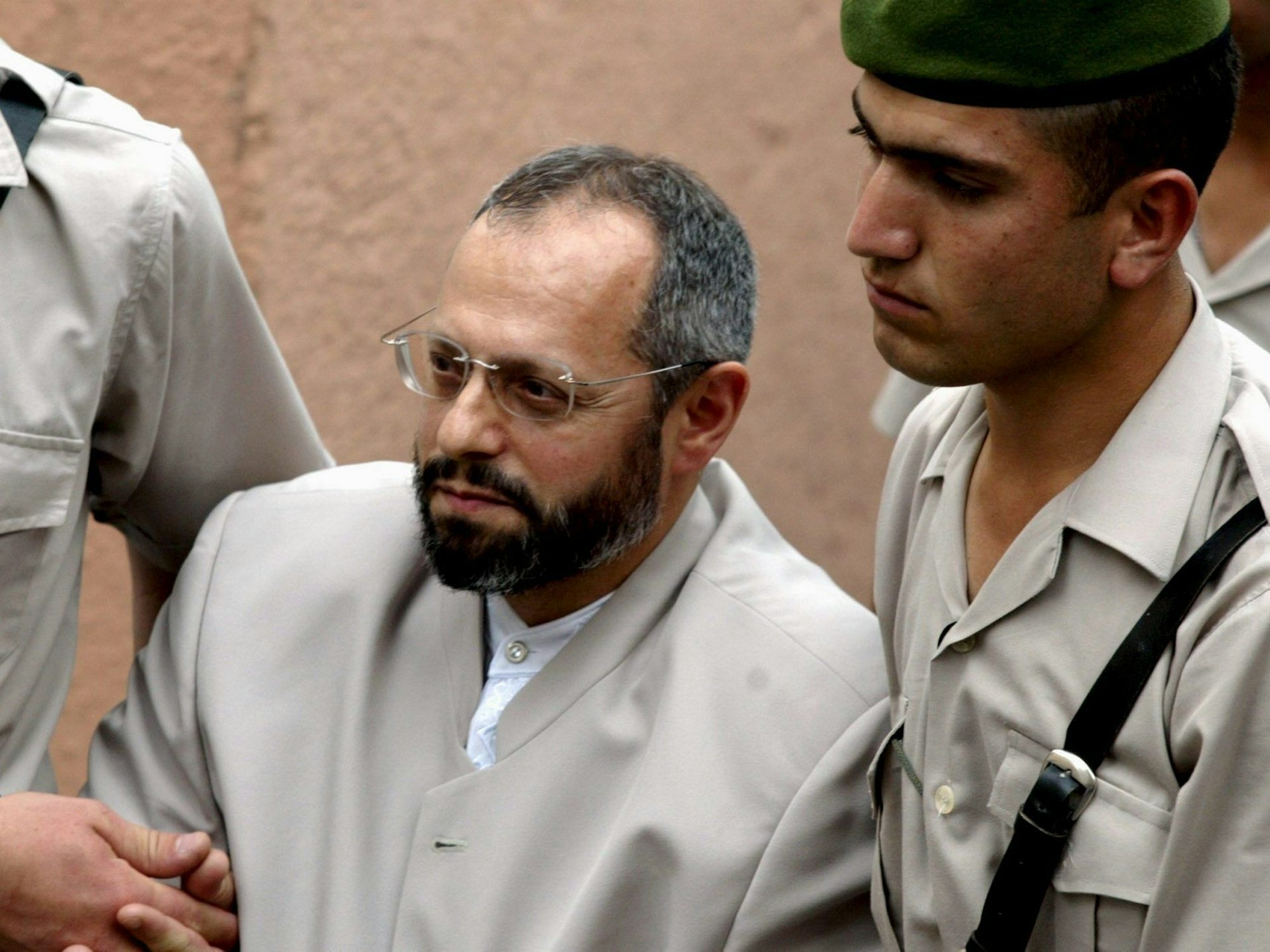 Metin Kaplan wird am 20. Juni 2005 vor ein Gericht in Istanbul gebracht. Jetzt wurde sein Sohn festgenommen.