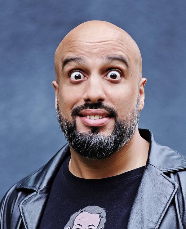 Abdelkarim schaut auf diesem undatierten Foto mit weitaufgerissenen Augen in die Kamera.
