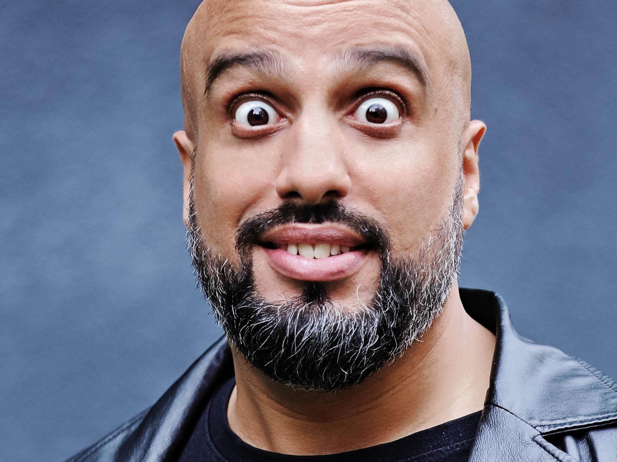 Abdelkarim schaut auf diesem undatierten Foto mit weitaufgerissenen Augen in die Kamera.