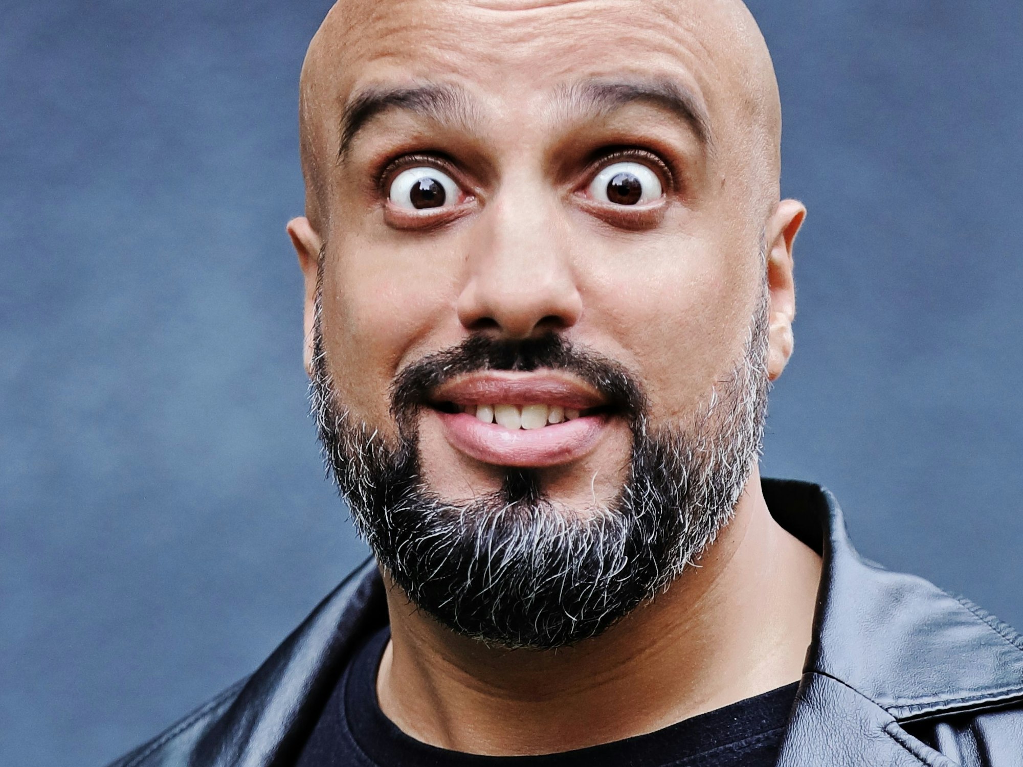 Abdelkarim schaut auf diesem undatierten Foto mit weitaufgerissenen Augen in die Kamera.